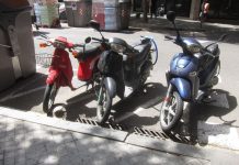 Así puedes aparcar tu moto en la acera para evitar una multa