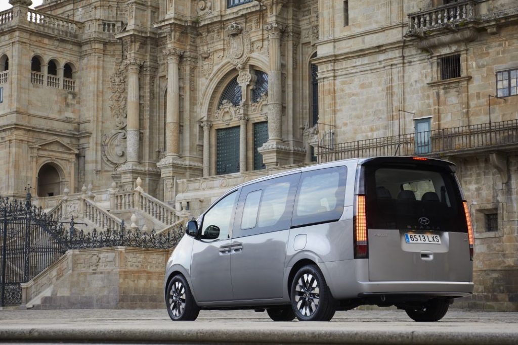 Hyundai STARIA Exteriores 19 Motor16