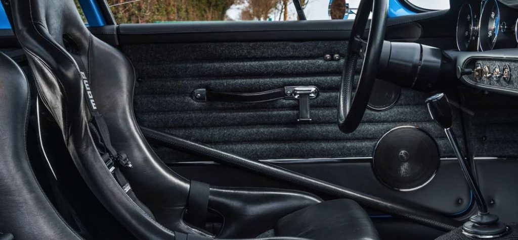 Volvo P1800 Cyan interior 2 1 Motor16