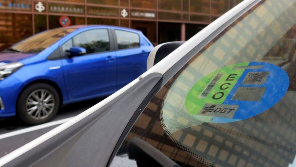 La DGT quiere crear una quinta pegatina medioambiental que sentencia a tu  coche