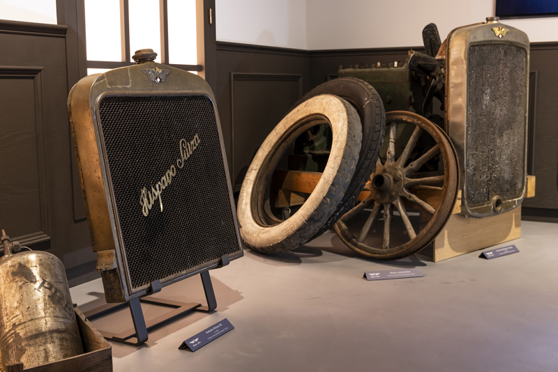 El radiados del Hispano Suiza Alfonso XIII, neumáticos o un árbol de levas son algunas de las piezas que se pueden ver en la exposición.