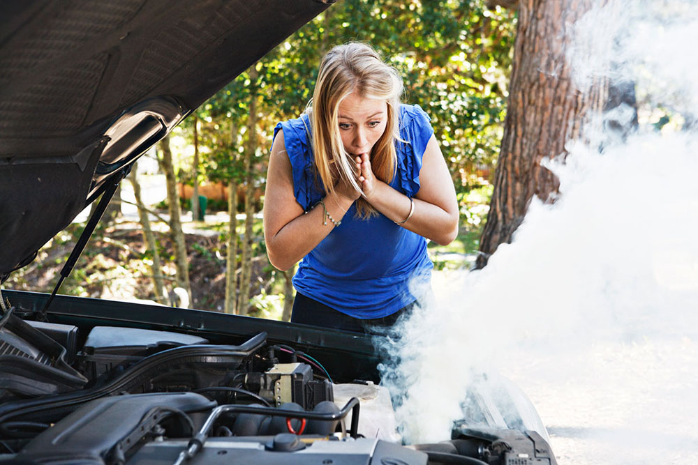 Más sufren en verano. Motor coche. Avería. Humo.