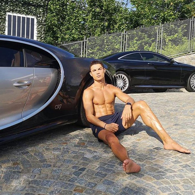 La colección de coches de Ronaldo es impresionante.