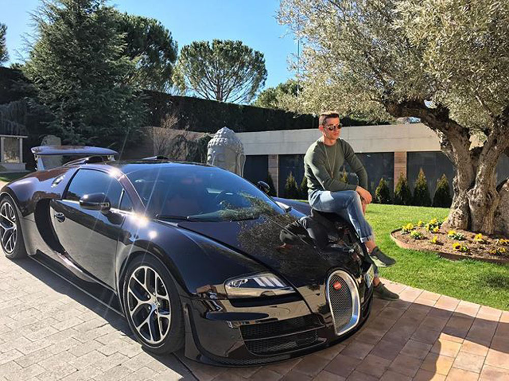 Cristiano Ronaldo posa delante de uno de sus Bugatti.