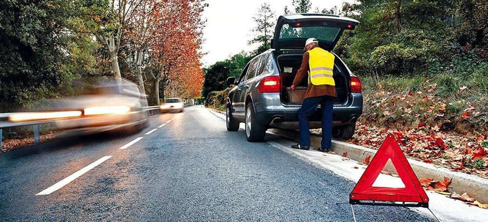 Si tu luz de emergencia V16 no tiene esta función quedará obsoleta en unos  años, según la DGT