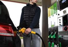 El gesto que estás obligado a hacer cada vez que vas a echar gasolina y te bajas del coche