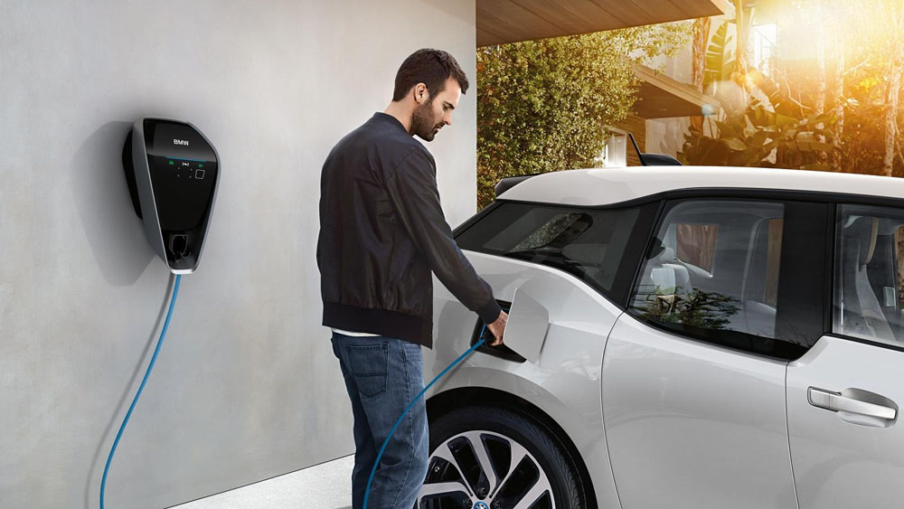 2023 Enchufe coche eléctrico. Imagen portada.