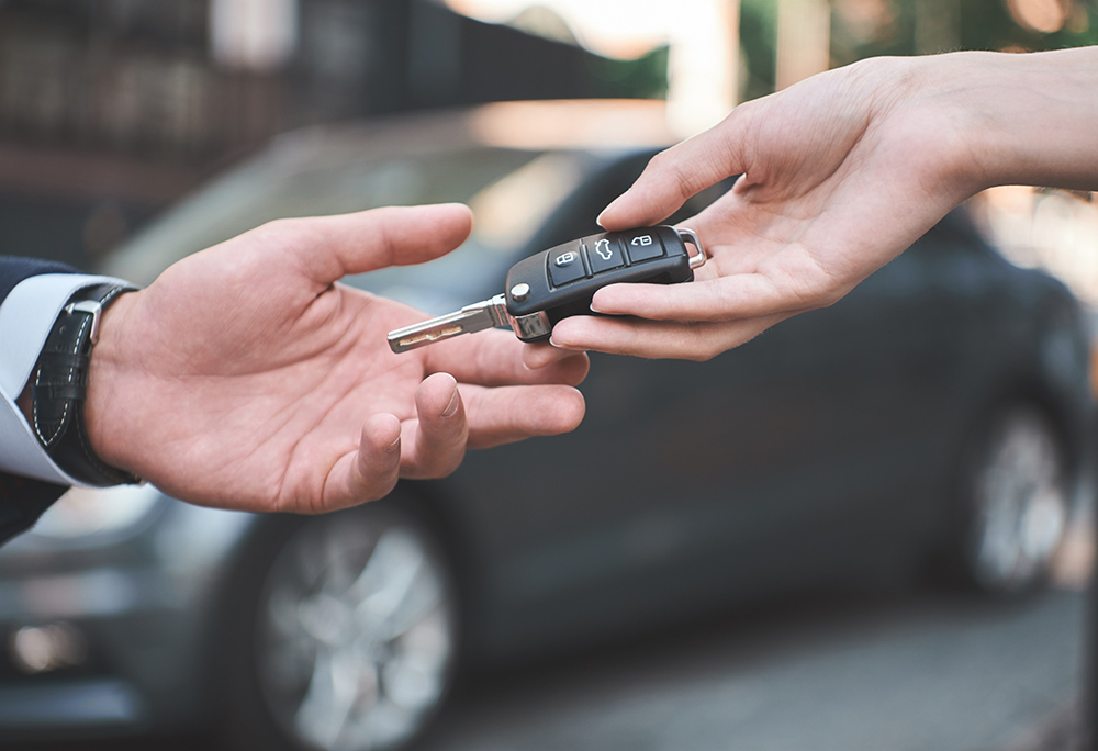 Si piensas dejar tu coche a alguien, este es el trámite que la DGT te va a  exigir desde ya