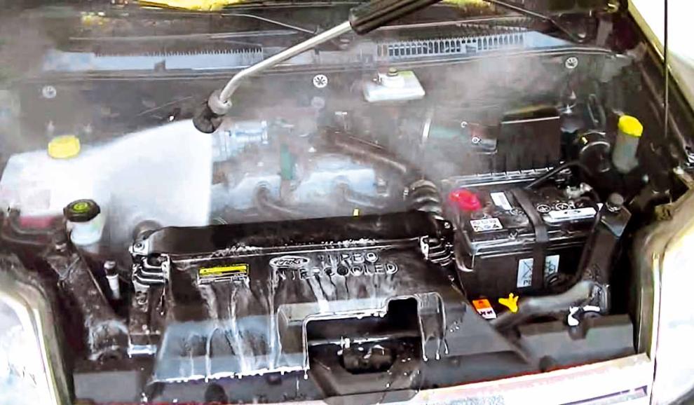 Es bueno limpiar el motor de un coche? ¿Cómo hay que hacerlo?