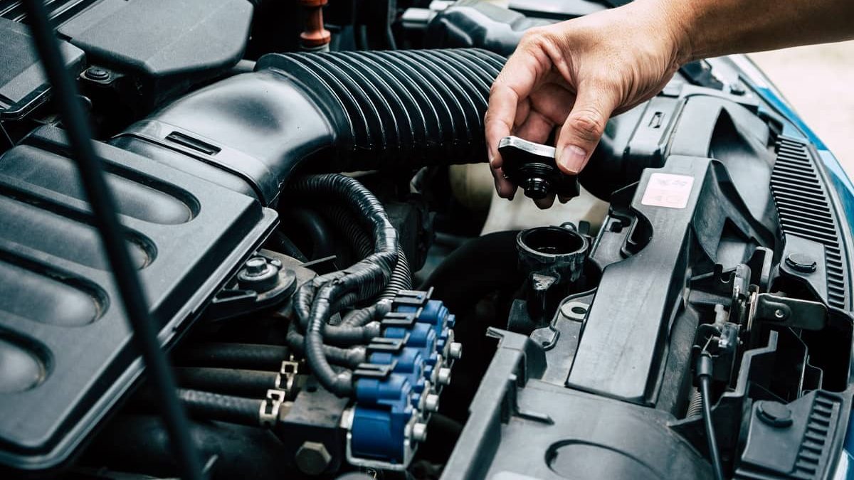 Cómo limpiar el motor de un coche: pasos para no dañar componentes