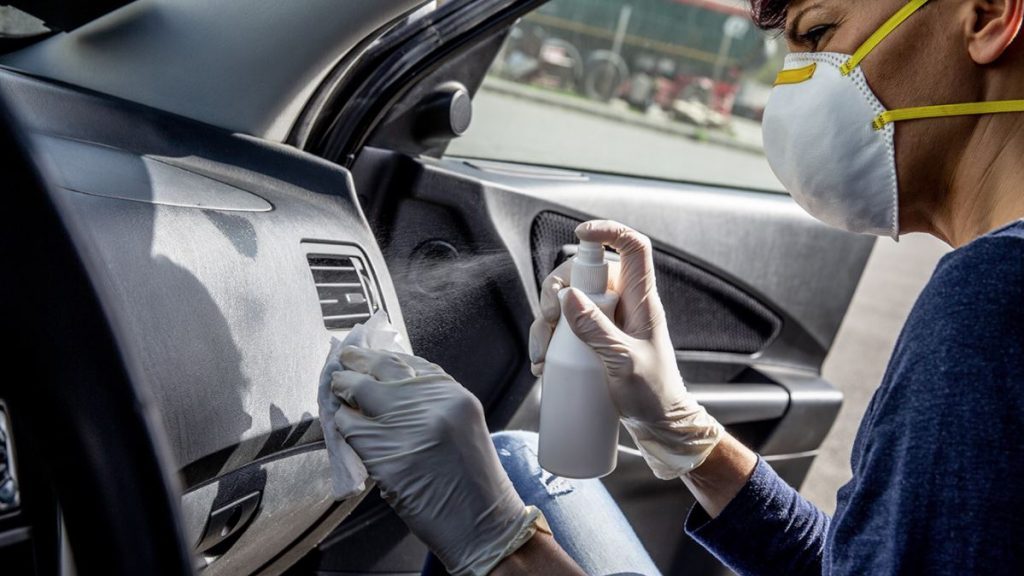 Cómo limpiar la pantalla táctil de un coche – Una guía paso a paso