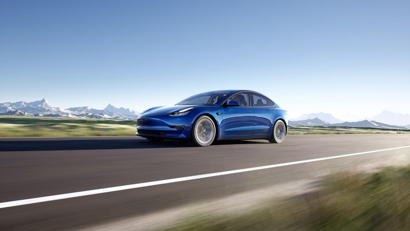 2023 Tesla Model 3. Imagen movimiento frontal.