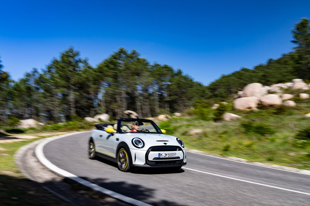 2022 Mini Cooper SE Convertible 15 Motor16