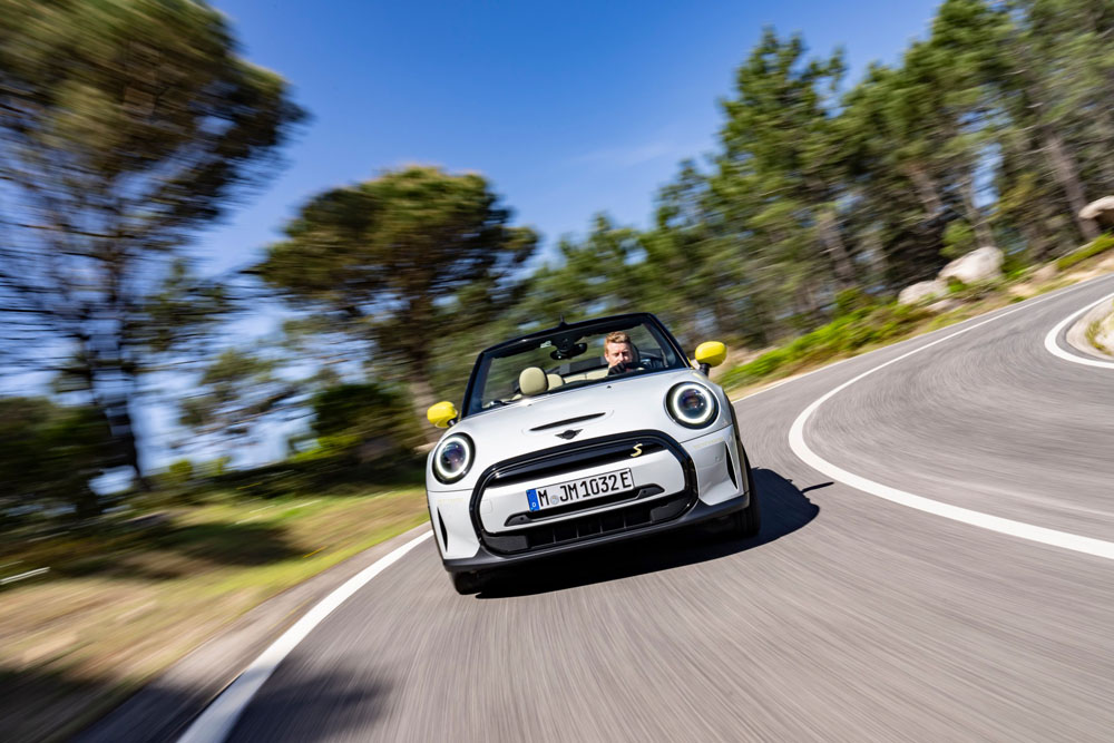 2022 Mini Cooper SE Convertible 17 Motor16