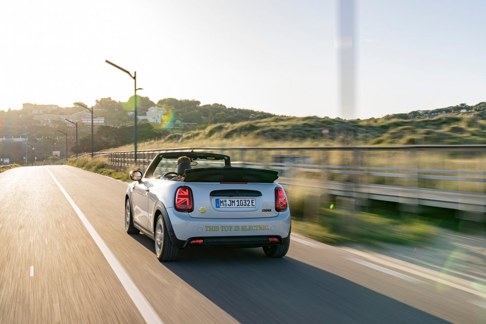 2022 Mini Cooper SE Convertible 2 Motor16