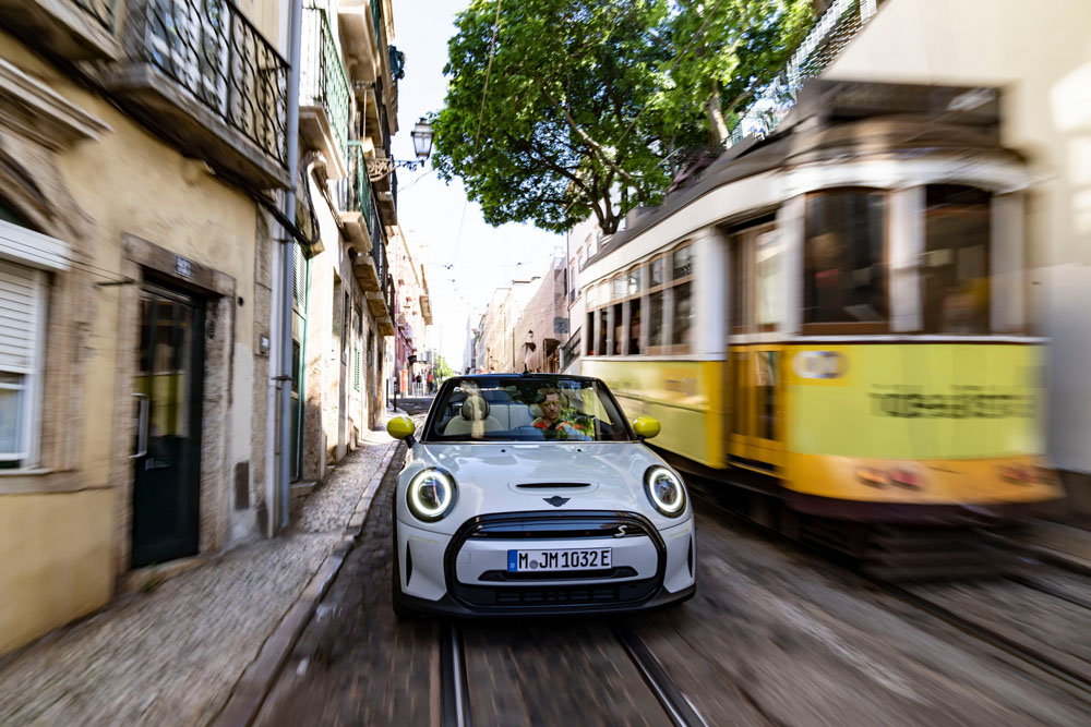 Mini Cooper SE Convertible. Imagen movimiento frontal.