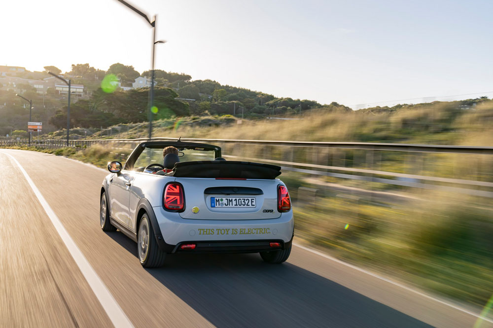 Mini Cooper SE Convertible. Imagen movimiento trasera.