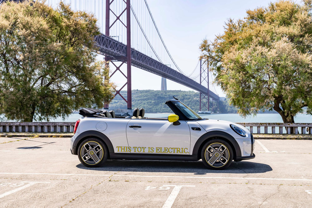 2022 Mini Cooper SE Convertible 33 Motor16