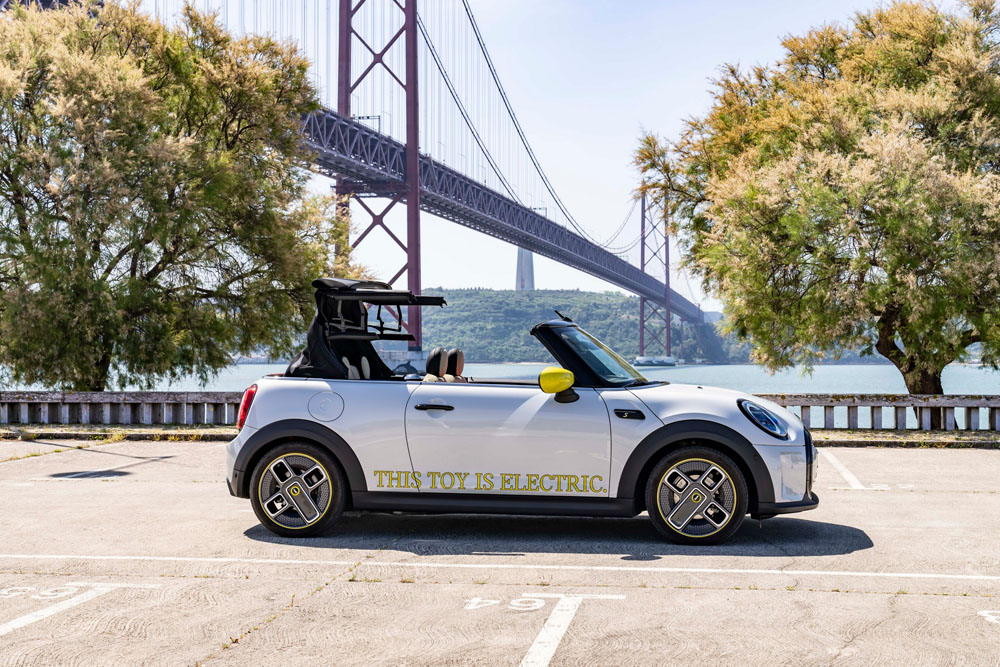 2022 Mini Cooper SE Convertible 34 Motor16