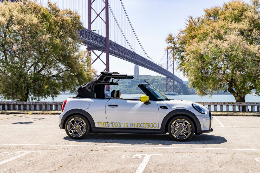 2022 Mini Cooper SE Convertible 35 1 Motor16