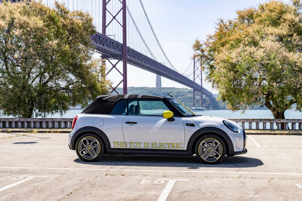 2022 Mini Cooper SE Convertible 37 Motor16