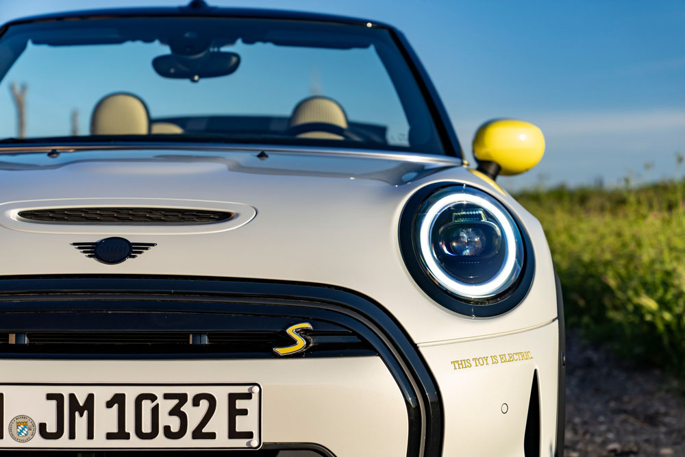 2022 Mini Cooper SE Convertible 57 Motor16