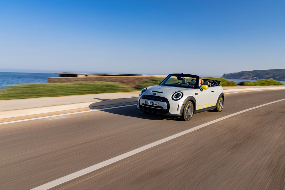 2022 Mini Cooper SE Convertible 8 1 Motor16