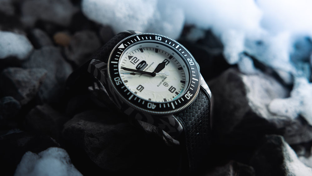 Land Rover Classic Defender Works V8 Trophy II. Imagen reloj.