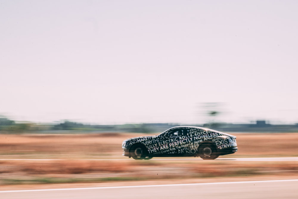 Rolls-Royce Spectre camuflado. Imagen movimiento lateral.