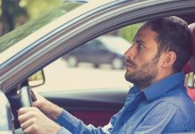 La multa que la DGT te va a poner si te pilla conduciendo un coche mientras acudes a un curso para recuperar puntos del carnet