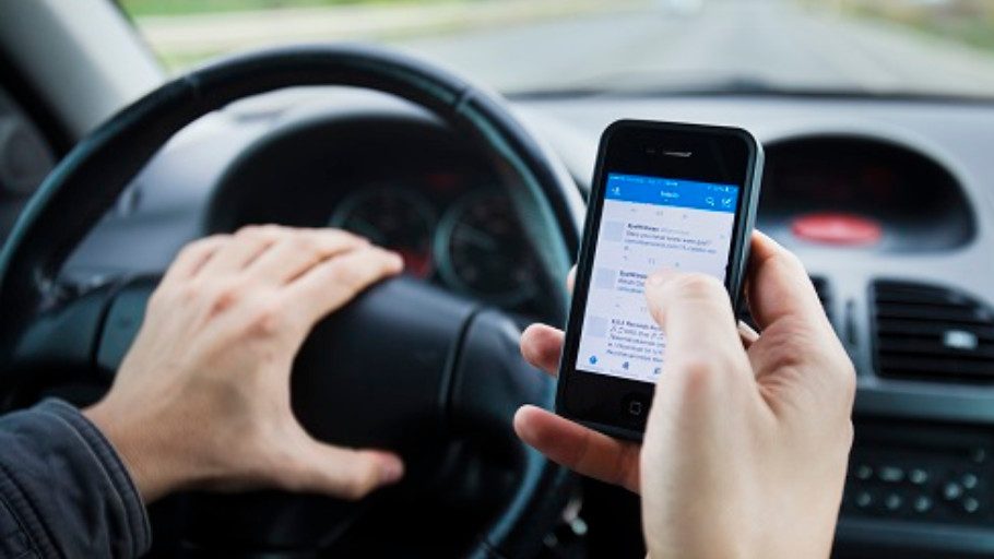 Cómo llevar el móvil en el coche sin peligro a las multas de la