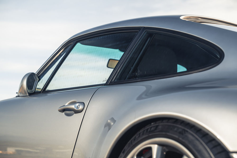 Porsche 911 Autoart 993R.  Image detail.