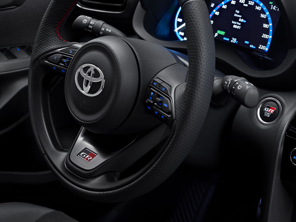 2022 yaris cross grs int 003 Motor16