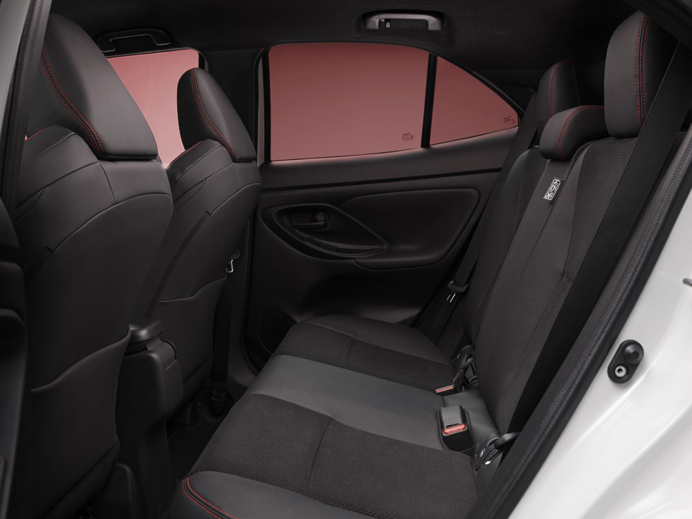 2022 yaris cross grs int 005 Motor16
