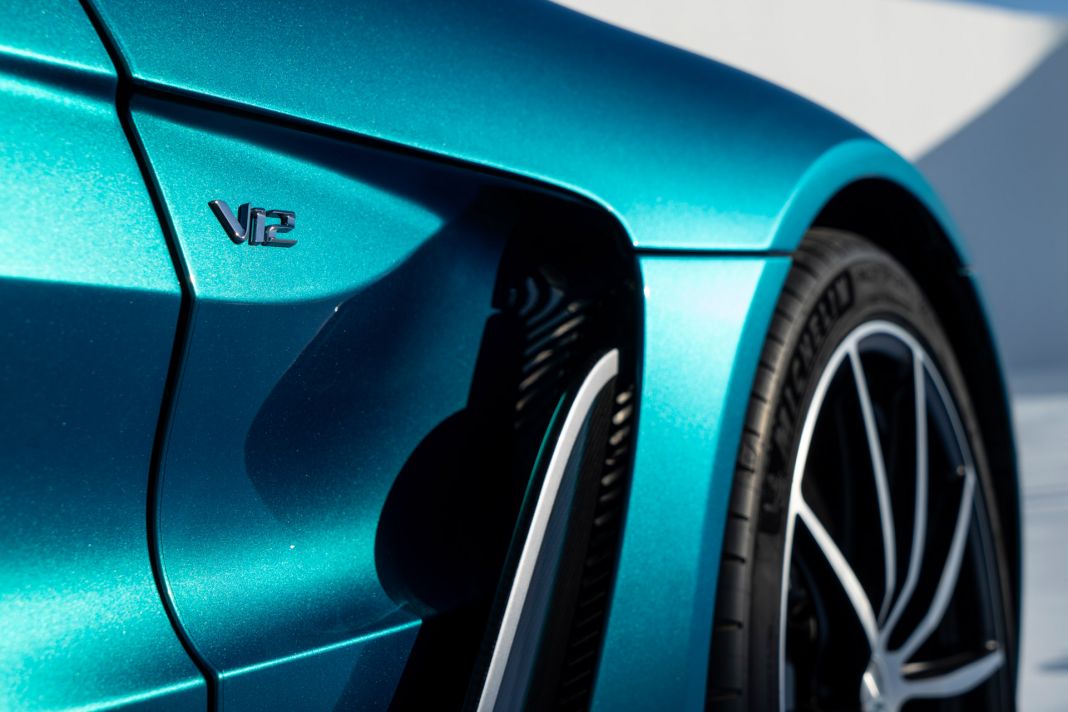 2023 Aston Martin V12 Vantage Roadster 00013 Motor16