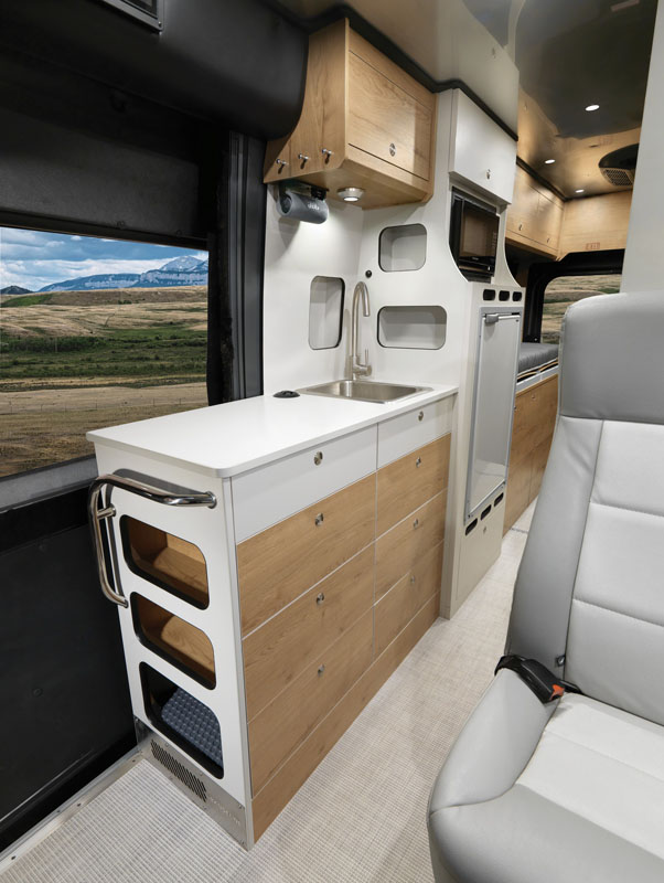 2023 Airstream Rangeline 10 Motor16