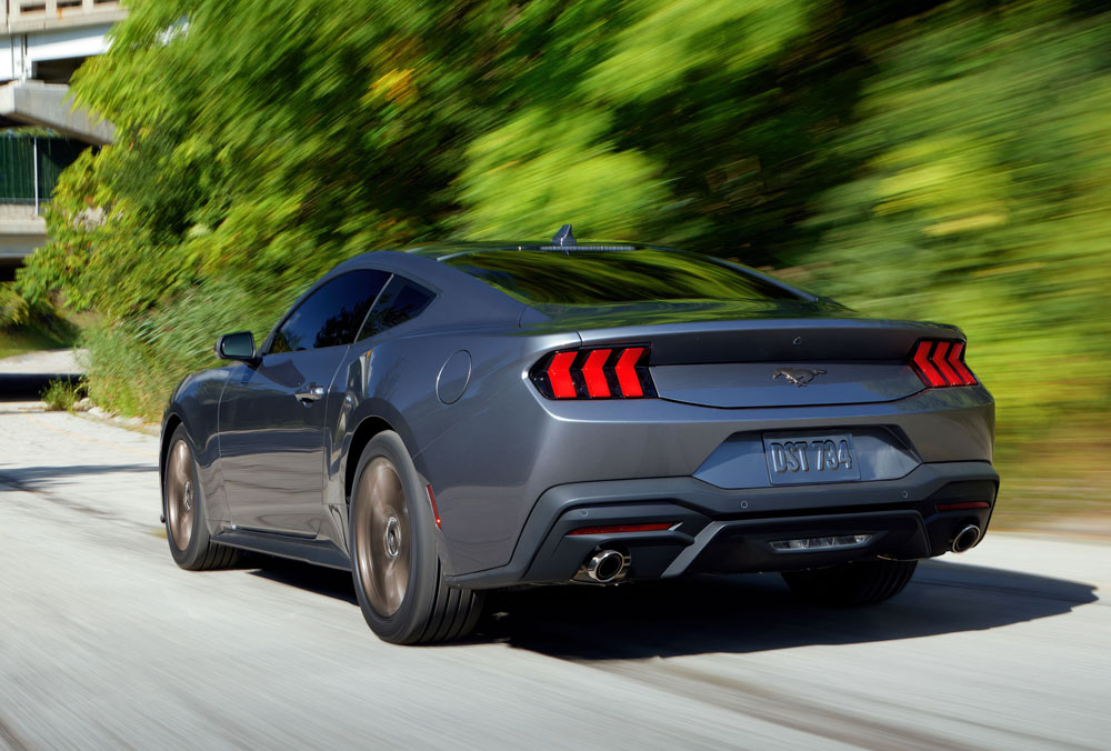 Ford Mustang 2023. Imagen movimiento trasero.