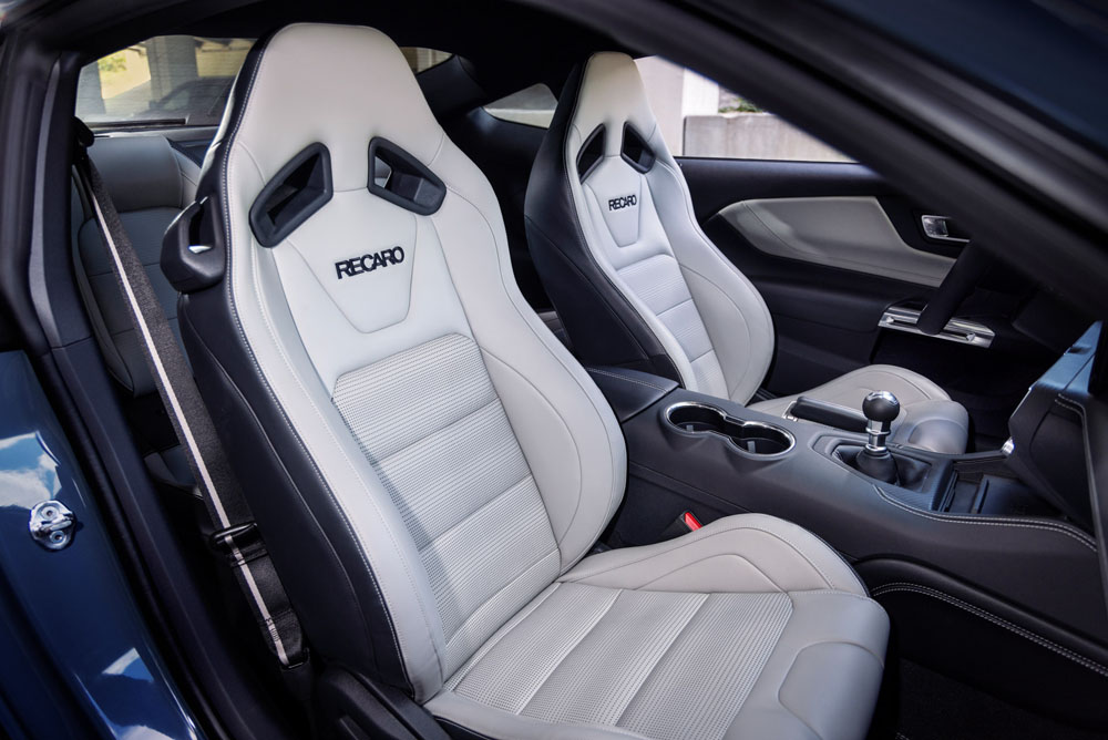 Ford Mustang 2023. Imagen interior.
