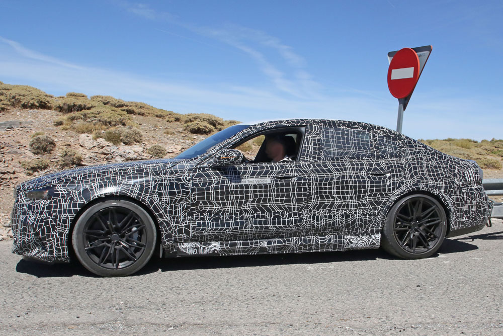 BMWM5 open front 8 Motor16