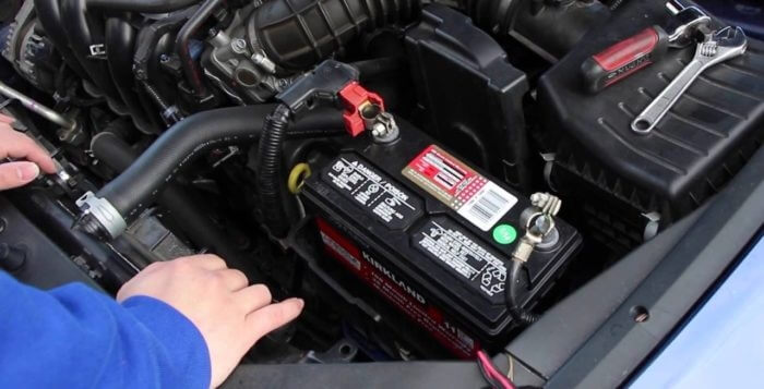 Cómo usar las pinzas de la batería del coche