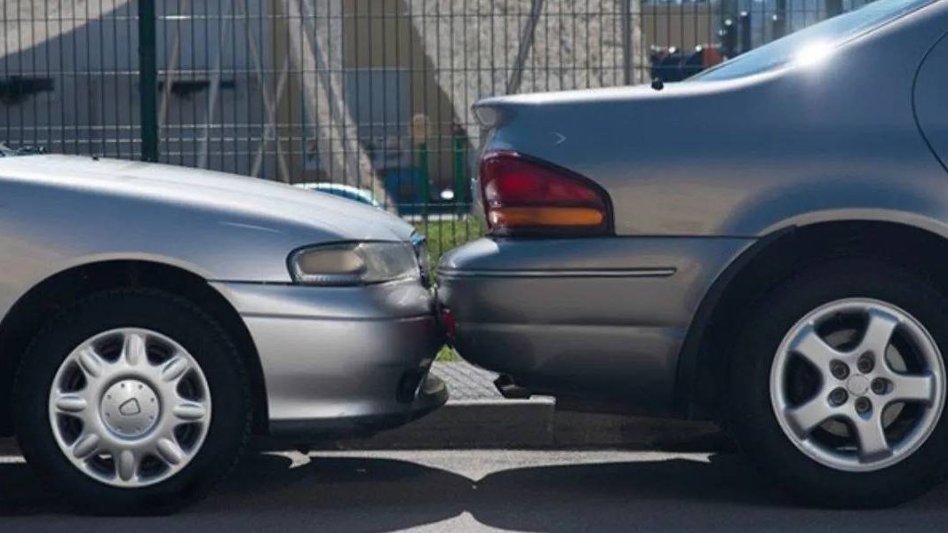 Qué hacer si te golpean el coche parado