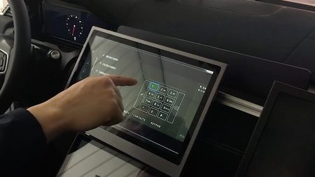Crean una pantalla multimedia de coche que se limpia sola