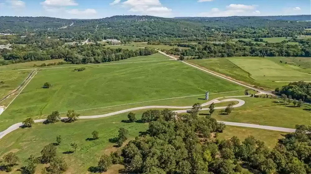 Casa con circuito en Arkansas. Imagen aérea.