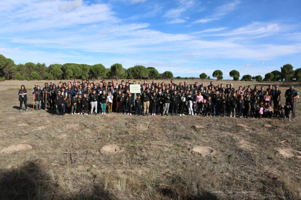 En la plantación participaron clientes y empleados de Renault.