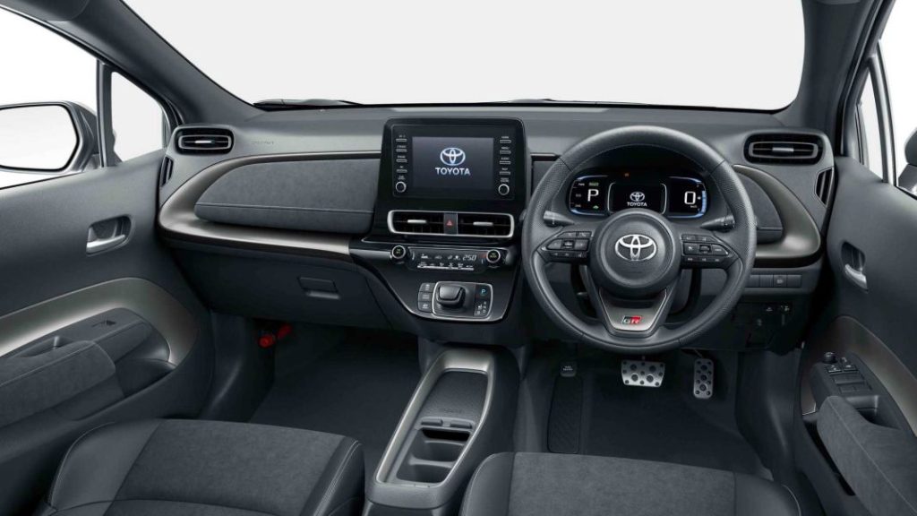 2023 toyota aqua gr sport 10 Motor16