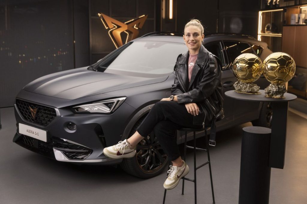 Alexia Putellas con su Cupra Formentor y sus balones de oro.