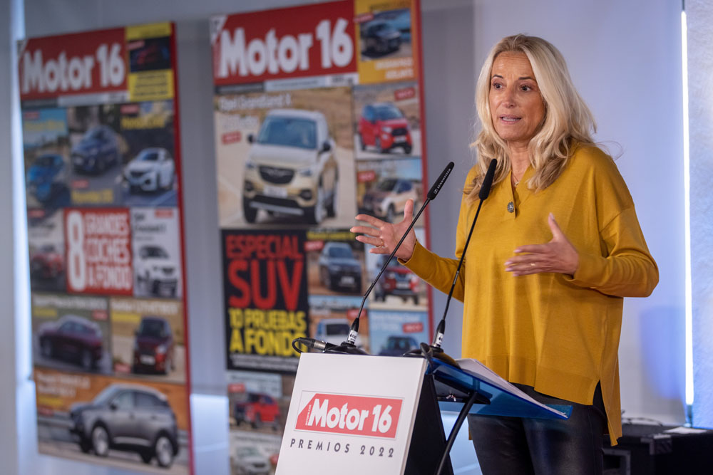 María Helena Antolin se dirige a los asistentes a los Premios Motor16
