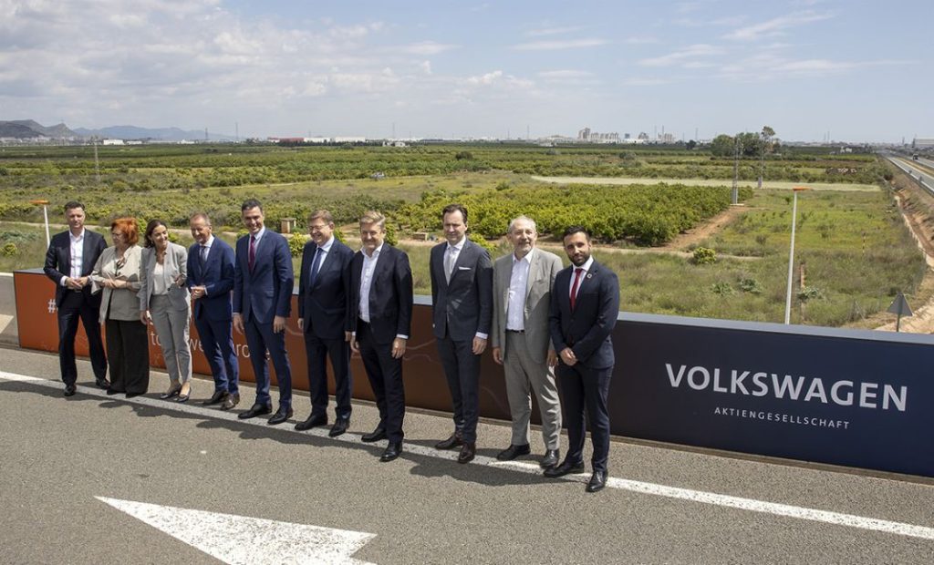 El presidente del Gobierno visitó junto a altos cargos del Grupo Volkswagen los terrenos en los que se construirá la gigafactoría.