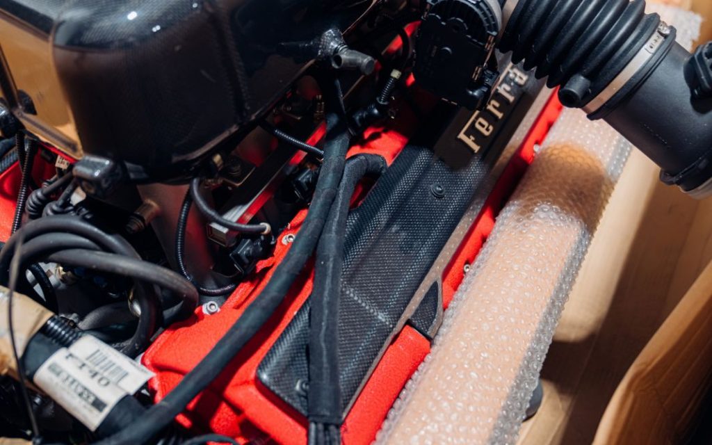 2004 Ferrari Enzo motor subasta 8 Motor16