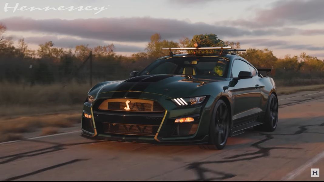 Este Mustang GT500 ayuda al Grinch a robar el árbol de Navidad